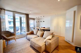 Instapklaar appartement gelegen op een centrale ligging te Knokke, vlakbij de winkels en de zee. Indeling: inkom met gastentoilet en vestiaire. Lichtrijke woonkamer met eethoek en toegang tot het terras. Volledig ingerichte open keuken voorzien van alle comfort (Miele toestellen). Master bedroom met ingemaakte kasten en aansluitende douchekamer. Tweede volwaardige slaapkamer met ingemaakte kasten en douchekamer. Het appartement is afgewerkt met hoogwaardige materialen. Privatieve kelder en fietsenberging. Kleinschalige residentie. Huurprijs van 1.650 euro per maand + 115 euro per maand forfait syndickosten.