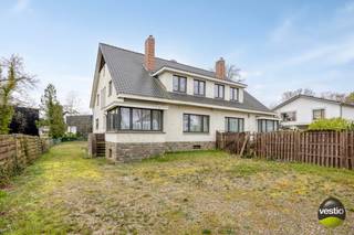 Deze te renoveren gezinswoning met drie slaapkamers is gelegen aan de Genkersteenweg, vlak bij het rondpunt met de Heidestraat. Winkels, scholen...