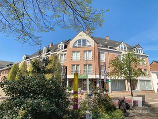 Welkom in deze unieke en elegante penthouse in het hart van Tessenderlo, waar klassieke charme en modern comfort samenkomen. Deze penthouse biedt...