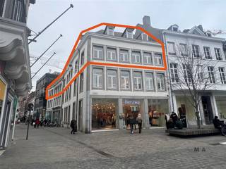 Een open ruimte, casco opgeleverd met veel potentieel, gelegen aan de Grote Markt in Hasselt boven de Bershka. De Grote Markt vormt het centrale...