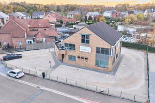 Multifunctionaal gebouw, gelegen op de hoek met de Diestersteenweg, in het centrum van Kermt, met 15 parkeerplaatsen. Dankzij de...