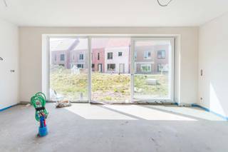 Deze energiezuinige nieuwbouwwoning met een bewoonbare oppervlakte van 123 m² bevindt zich in een park gelegen langs het kanaal Bossuyt-Kortrijk.Op...