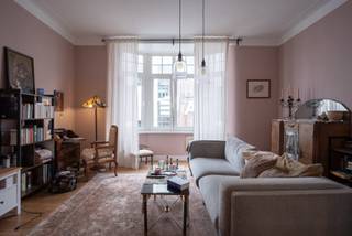 <p>Lichtrijk appartement grens Borgerhout en Zurenborg</p><p>Appartement te koop op een zeer leuke locatie: de grens tussen Borgerhout en Zurenborg, vlakbij de Dageraadplaats.</p><p>Hoge plafonds, brede living, houten planche vloer, originele moluren en een erker die voor zeer veel licht zorgt.</p><p>Het appartement ligt op de tweede verdieping in een rustig gebouw met 8 mede-eigenaren, met een gemiddelde leeftijd van rond de dertig.</p><p>Indeling: woonkamer - keuken - slaapkamer - bureau/berging - badkamer</p><p>Zowel in de slaapkamer als in de bureau is een grote maatkast voorzien. Er is ook een privé keldertje van 4m2 aanwezig.</p><p>Elek conform,<br />Geen asbest aanwezig,<br />Dubbele beglazing,<br />Individuele gasketel voor cv en warm water</p><p>De achtergevel werd recent geïsoleerd, dit werd nog niet verwerkt in het EPC van het gebouw (update is gepland na goedkeuring op algemene vergadering). Pas hierna kan de isolatie in het EPC van het appartement worden overgenomen. Hierdoor krijgt het appartement een EPC B na de administratieve update. (Zie opmerking op attest)</p><p>Sinds 6j verhuurd aan dezelfde huurster, beschikbaar na opzeg huurcontract.</p><p>Mail voor bezichtiging.</p>