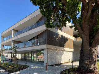 <p>https://www.vercammenwoonprojecten.be/woning-te-huur/le-principal-exclusief-huuraanbod-in-diepenbeek/</p>
<p>In residentie <strong>Le Principal</strong> bieden we dit prachtig afgewerkte nieuwbouwappartement van ca. 104 m² te huur aan. Dankzij de kwalitatieve materialen, doordachte indeling, luxueuze afwerking en energiezuinige technieken geniet u hier van alle comfort in een stijlvolle woonomgeving. <span></span></p>
<p>De leefruimte sluit naadloos aan op de volledig uitgeruste open keuken, afgewerkt met een duurzaam composiet werkblad. Zowel de leefruimte als de slaapkamers zijn voorzien van een warme parketvloer, wat het appartement een tijdloze en gezellige uitstraling geeft. <br /><br />Het appartement beschikt over twee volwaardige slaapkamers, een stijlvolle badkamer, een apart toilet, een leefruimte met open keuken, een technische berging en een aangenaam overdekt terras van 10,45 m² waar u heerlijk kunt genieten van de buitenlucht.</p>
<p>Ook op vlak van comfort is alles aanwezig: airconditioning, vliegenramen, verlichtingselementen (worden nog geplaatst), zonnepanelen en warmtepomp zorgen samen voor een energiezuinig appartement met een uitstekend wooncomfort. <br /><br />Bovendien horen bij het appartement ook twee ondergrondse autostaanplaatsen en een privatieve kelderberging.</p>
<p><strong>Troeven:</strong></p>
<ul>
<li>Ca. 104 m² woonoppervlakte</li>
<li>2 ruime slaapkamers</li>
<li>Overdekt terras van 10,45 m²</li>
<li>Volledig uitgeruste keuken met composiet werkblad</li>
<li>Parketvloer in leefruimte, keuken en slaapkamers</li>
<li>Moderne badkamer</li>
<li>Airco en vliegenramen</li>
<li>Warmtepomp en zonnepanelen (E-peil 20)</li>
<li>Twee ondergrondse autostaanplaatsen</li>
<li>Privatieve kelderberging</li>
<li>Volledig instapklaar</li>
<li>Eerste bewoning</li>
</ul>
<p>Bent u op zoek naar een kwalitatief afgewerkt en energiezuinig appartement op een uitstekende locatie in Diepenbeek? Neem gerust contact met ons op voor meer informatie of een bezoek.</p>