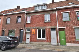 <p><span>ENORM RUIME GEZINSWONING MET ZALIG ZONNIGE TUIN</span></p><p><span> </span></p><p><span>Achter deze brede gevel schuilt heel veel woonvolume,  een diepe uitbouw zorgt er voor heel wat woonplezier.</span></p><p><span>De inkom leidt je naar een lichtrijke, extra large leefruimte met aansluitende keukenhoek.  Ontdek er tal van mogelijkheden en geef er je eigen woonstijl vorm.<br />Er is verder een nette badkamer met douche en toilet, én een praktische wasruimte.</span></p><p><span> </span></p><p><span>De eerste verdieping is ingedeeld in drie grote slaapkamers.  De trap steekt verder door naar de bovenste verdieping met twee extra kamers en een toilet. </span></p><p><span>Een thuiskantoor, hobbyruimte of extra slaapkamers ook daar is ruimte voor.</span></p><p><span>Er is een kelder aanwezig die zorgt voor extra bergruimte en een tweede ingang waar plaats is voor fietsen met mogelijkse verbinding naar de woning.  </span></p><p><span> </span></p><p><span>Buiten staat de mooie breedte garant voor een zalig tuingevoel, rust en privacy zetten er de toon.  </span></p><p><span> </span></p><p><span> </span></p><p><span>VLOTTE LIGGING</span></p><p><span>VEEL RUIMTE EN VEELZIJDIGE INDELING</span></p><p><span>LEUKE GROENE TUIN</span></p><p><span>EXTRA TOEGANG </span></p><p><span> </span></p><p><span> </span></p>