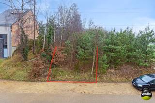 Deze bouwgrond voor een halfopen bebouwing bevindt zich aan de Oostereindestraat in Lummen, op een strategische locatie met vlotte verbindingen...