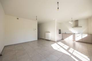 <p><span>Licht en energiezuinig appartement met zonnepanelen</span><span><br /><br /></span><span>Bij interesse in het volgende huur-appartement, mailen naar: </span><span><span>robin@home4you.be</span></span></p><p><span>Dit recente appartement, bouwjaar </span><span>2019</span><span>, biedt modern wooncomfort met oog voor energiezuinigheid. Dankzij de EPC-score B en de zonnepanelen geniet je van een lagere energiefactuur.</span></p><p><span>Indeling</span></p><ul><li><span>Inkomhal met toegang tot alle ruimtes</span></li><li><span>Ruime en lichtrijke leefruimte met open keuken, voorzien van moderne toestellen</span></li><li><span>Badkamer met inloopdouche, lavabomeubel en toilet</span></li><li><span>2 slaapkamers</span></li><li><span>Praktische berging en technische ruimte</span></li><li><span>Terras met zicht op groen</span></li></ul><p><span>Extra troeven</span></p><ul><li><span>Energiezuinig, EPC B en zonnepanelen</span></li><li><span>Nieuwbouw van 2019, volledig instapklaar</span></li><li><span>Centrale ligging met vlotte verbinding naar invalswegen en openbaar vervoer</span></li><li><span>Parkeerplaatsen recht tegenover de deur</span></li></ul><p><span>Huurprijs</span></p><ul><li><span>€935 per maand, exclusief vaste kosten</span></li><li><span>Vaste kosten: €50 per maand</span></li></ul><p><span>------------------------------------------------------</span></p><p><span>Bij interesse, mailen naar: </span><span><span>robin@home4you.be</span></span></p><p><span> </span></p>