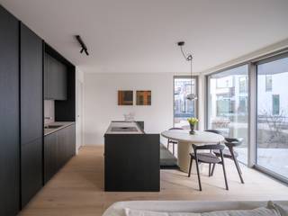 'KAAI 30' is een kleinschalig en duurzaam nieuwbouwproject te Kristus-Koning op wandelafstand van het centrum. Dit tijdloos en architecturaal hoogstaand project bestaat uit 2 kleinschalige volumes die zich situeren op een hoekperceel langsheen het water. Een groot deel van de appartementen zal kunnen genieten van frontaal zicht op het water van de ringvaart vanop de rustige en serene Kolenkaai. Aan de zijde van de Leopold II-laan wordt het tweede gebouw geplaatst rond een groen binnengebied die de 2 gebouwen connecteert. Het project bestaat uit een mix van 1-, 2- en 3-slaapkamerappartementen en magnifieke penthouse-appartementen.<br /><br />Deze appartementen zullen zeer kwalitatief en duurzaam gebouwd worden. Zo zullen de meeste appartementen in het project BEN (Bijna Energie Neutraal - E<30) zijn, en wordt er verwarmd via individuele warmtepompen gekoppeld aan vloerverwarming.<br />Bovendien komt het project ook in aanmerking voor een aankoop met 6% BTW!<br /><br />Het appartement uit deze advertentie is een doorzon appartement van 95,1 m² + 16 m² terras op het gelijkvloers voorzien van een zuidgericht terras aan het centrale binnenplein! Het appartement heeft 2 slaapkamers, badkamer, lichtrijke leefruimte van waaruit je zowel zicht geniet op de ringvaart als de binnentuin, open keuken met inbouwtoestellen en berging.<br /><br />Contacteer ons om meer info te krijgen over dit schitterende project, of om een vrijblijvend bezoek te brengen aan het MODELAPPARTEMENT?! Contacteer ons - www.delbecque.immo