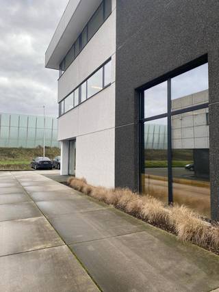 <p><strong><span>ALGEMEEN</span></strong></p>
<p><span>Instapklare kantoorruimte van ca. 310 m² met aansluitend magazijn van ca. 216 m² te huur in de industriezone van Burcht. De combinatie van kantoor- en opslagruimte maakt dit pand uitermate geschikt voor bedrijven die op zoek zijn naar een functionele en vlot bereikbare uitvalsbasis.</span></p>
<p><strong><span>KENMERKEN</span></strong></p>
<ul>
<li><span>Kantoorruimte van ca. 310 m²</span></li>
<li><span>Aansluitend magazijn van ca. 216 m²</span></li>
<li><span>Veel natuurlijke lichtinval</span></li>
<li><span>Kitchenette en sanitair</span></li>
<li><span>Functionele combinatie van kantoor- en opslagruimte</span></li>
<li><span>Sectionale poort</span></li>
<li><span>Strategische ligging met vlotte bereikbaarheid</span></li>
<li><span>Overdekte parkeerplaatsen met laadpaal mogelijk bij te huren</span></li>
</ul>
<p><strong><span>FINANCIEEL</span></strong></p>
<p><span>Huurprijs kantoor: €130/m²/jaar excl. kosten</span><br /><span>Huurprijs magazijn: €95/m²/jaar excl. kosten<br />Jaarlijkse huurprijs: €60.820/jaar excl. kosten<br />Maandelijkse huurprijs: €5.068,33/maand excl. kosten</span></p>