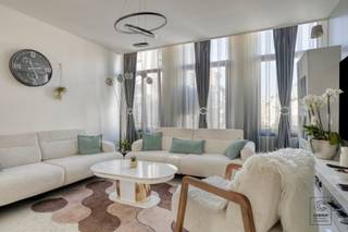 Op een gunstige locatie te Antwerpen bevindt zich deze ruime handelswoning met tal van mogelijkheden, momenteel opgedeeld in een handelsruimte en...