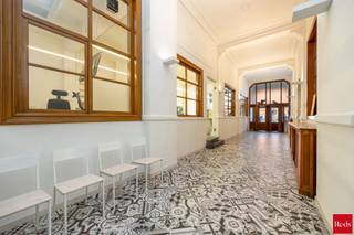 <p><strong>Indrukwekkende kantoor- of showroomruimte in iconisch gebouw op het Eilandje (160 m²)</strong></p>
<p>In het karaktervolle gebouw <em>“The Grain Embassy”</em> op het bruisende Eilandje bieden wij opnieuw een uitzonderlijke commerciële ruimte aan, gelegen op het gelijkvloers aan de voorzijde van het gebouw. Met een oppervlakte van ca. 160 m² geniet deze kantoor- of showroomruimte van maximale visibiliteit en een krachtige uitstraling op een absolute toplocatie in Antwerpen.</p>
<p>Deze unieke ruimte ademt authenticiteit en karakter. De indrukwekkende plafondhoogte met originele moulures creëert een gevoel van grandeur en openheid, terwijl de industriële architectuur harmonieus gecombineerd wordt met een hedendaagse en professionele afwerking. Grote raampartijen aan de voorzijde zorgen niet alleen voor een overvloed aan natuurlijke lichtinval, maar versterken ook de commerciële zichtbaarheid van het pand.</p>
<p>Dankzij de open en polyvalente indeling biedt deze ruimte tal van mogelijkheden en laat ze zich flexibel inrichten als:</p>
<p>showroom<br />kantoorruimte<br />creatieve studio of atelier<br />combinatie van werken & ontvangen</p>
<p>Hier krijgt uw onderneming letterlijk en figuurlijk ruimte om te groeien. De authentieke uitstraling in combinatie met de professionele omgeving maakt dit pand bijzonder geschikt voor creatieve ondernemingen, design- en modebedrijven, architectenbureaus, consultancykantoren of showroomactiviteiten.</p>
<p>Ook de ligging vormt een absolute troef. Op wandelafstand bevindt zich Park Spoor Noord en het bruisende Eilandje, terwijl de nabijheid van belangrijke invalswegen en de havenzone zorgt voor een uitstekende bereikbaarheid voor zowel klanten als medewerkers. Openbaar vervoer bevindt zich bovendien vlakbij.</p>
<p>De totale kosten bedragen maandelijks €586.</p>
<p>Bent u op zoek naar een inspirerende kantoor- of showroomruimte met uitstraling, karakter en een strategische ligging op het Eilandje? Dan is dit zonder twijfel een opportuniteit die u niet mag missen.</p>
<p>Voor meer informatie of een bezoek ter plaatse kan u vrijblijvend contact opnemen met Xander via xander@reds.be.</p>