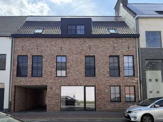 Compacte bureelruimte van ca. 26m² in Residentie ‘Louis’, goed bereikbaar en met verschillende parkeermogelijkheden in de nabijheid. De...