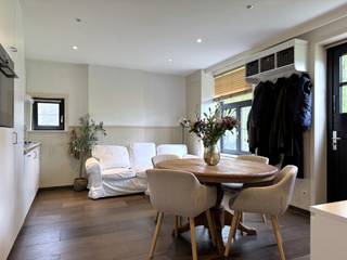 YES! Voor dit pand kan je zélf een afspraak inboeken! Ga naar de advertentie op onze website www.justwonen.be en plan meteen je afspraak in.<br /><br />Permanent vakantiegevoel. <br />…<br /><br />En daar is alles mee gezegd, toch? <br /><br />Of graag toch net wat meer details? Wat dacht je van superknus wonen naast de velden, ’s ochtends je koffietje (of hippe matcha) drinken voor je blauwe slagvenstertjes, in de hangmat knorren onder de wilgenboom, wandelingen maken in de achterliggende bossen,… <br /><br />Sorry, we bedenken ons net dat het bijna een advertentie lijkt voor één of ander vakantiehuis in de Ardennen. Maar nee, dit gezellige stulpje staat in het prachtige Weelde. Geen alledaags huis, dat snappen we. Maar dat maakt het net zo tof, toch?<br /><br />Het huis is compact. Heel compact. Met name 50m², om precies te zijn. Het is dus geen gezinswoning, maar een knus stulpje voor een single of koppel. En alle hoekjes en kantjes werd perfect benut, met een woonkamer en keuken, slaapkamer en een badkamer. <br /><br />De tuin is heerlijk; groot, onderhoudsvriendelijk en met veel privacy. Hij sméékt dus bijna om een cosy vuurkorf en een hottub. Trouwens graag wat extra dieren meebrengen? De naastgelegen weide is (in overleg) ook te huur. <br /><br />Een absolute buitenkans voor de liefhebber.