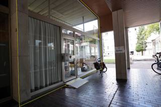 Het De Merodecentrum is een begrip.De verkoopsruimte bevindt deels langsheen de drukke De Merodelei (grote visibiliteit! ) en deels achteraan over...