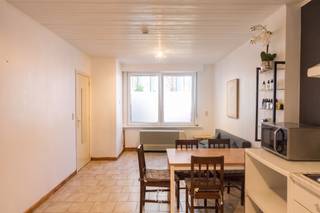 <p><span>GENT - Korenbloemstraat - Ben je op zoek naar een tof gelijkvloers appartement met tuin te huur op een toplocatie in Gent? Lees dan snel even verder.</span></p><p><span> </span></p><p><span>De voornaamste troeven:</span></p><ul><li><span>Kleinschalige residentie</span></li><li><span>Vlotte bereikbaarheid naar voornaamste in- en uitvalswegen</span></li><li><span>Aangename buitenruimte</span></li><li><span>Geen gemeenschappelijke kosten</span></li></ul><p><span> </span></p><p><span>Indeling: </span></p><p><span>Lichtrijke leefruimte met open keuken (kookplaat, dampkap, incl. aansluiting vaatwasmachine), berging, slaapkamer, badkamer uitgerust met douche, lavabo en toilet.</span></p><p><span>Aangename zonnige tuin aansluitend op de slaapkamer.</span></p><p><span> </span></p><p><span>Belangrijke informatie:</span></p><p><span>Beschikbaar vanaf: 01/11/2026. Mogelijkheid 01/10/2026 in samenspraak. Domicilie verplicht.</span></p><p><span>Energiezuinig: B-label, 177 kWh/(m² jaar). </span></p><p><span> </span></p><p><span>Interesse in dit leuke appartement? Vraag dan snel jouw bezoek aan via onze website www.axellenaerts.be!</span></p>