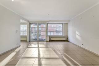 In het hart van Roeselare stellen we u graag dit ruime en energiezuinige appartement voor, gelegen op de tweede verdieping van een...