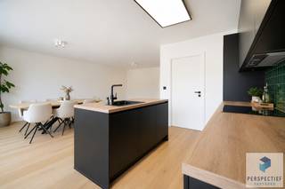 Mooi afgewerkt energiezuinig  (A LABEL)  appartement met 3 slaapkamers,  grote leefruimte's (opp 128m²) en een uniek uitzicht op de Markt van Oedelem.<br />Het appartement is ingedeeld als volgt: ruime inkomhal met vestiaire en afzonderlijk toilet. Lichtrijke grote woonkamer met open zicht op de Markt, bestaande uit zit- en eetplaats en een open keuken met keukeneiland. Naast de keuken is er een berging met wasvoorziening. Vooraan is er één grote slaapkamer met eveneens zicht op de Markt en achteraan zijn er nog twee grote slaapkamers ,die uitgeven op het terras achteraan het gebouw. De moderne badkamer is voorzien van een dubbele wastafel, inloopdouche en ligbad. <br /><br />Centrale verwarming op aardgas, zonnepanelen en sterke akoestische en thermische isolatie. Bovendien zijn de appartementen uitgerust met een ventilatiesysteem met natuurlijke toevoer en mechanische afvoer. <br /><br />Disclaimer: Sommige foto's (slaapkamers) werden digitaal gestyled met AI. De getoonde meubels zijn niet aanwezig in de woning en dienen enkel als visualisatie.<br /><br /><u><strong>Informatie:</strong></u><br /><strong>- EPC  67 kWh/m² - UC:2448466 (A LABEL) </strong><br />- 2 zonnepanelen<br />- Ventilatiesysteem<br />- GROOT terras achteraan en een balkon vooraan<br /><br />Contacteer PERSPECTIEF VASTGOED – 7 op 7 bereikbaar – voor meer informatie of een bezoek.<br />Bel  050/550.750 of mail naar info@perspectiefvastgoed.be.
