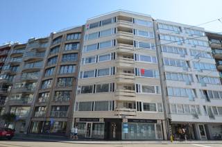 Centraal gelegen in het centrum van Oostende, 50m van zee, 100m van het Leopold Park, vlakbij de Japanse Tuinen, het centrum en openbaar vervoer.<br /><br />Indeling:<br /><br />Inkomhal, apart toilet met lavabo, woonkamer met parketvloer, ingerichte keuken met o.a. kookplaten, dampkap, over, microgolfoven, frigo... en heel veel opbergkasten, terrasje vooraan, bureelruimte, 2 slaapkamer (4x5m en 3x4m) met ingebouwde kasten, terras met berging achteraan, badkamer met ligbad en dubbel lavabomeubel, wasplaats/berging, privatieve kelder, gemeenschappelijke fietsenberging. Centrale verwarming op gas.