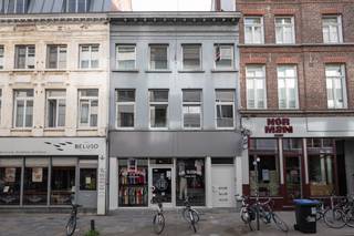 Kortrijksepoortstraat 7 - Centraal gelegen opbrengsteigendom op wandelafstand van de Veldstraat, Kouter en de Coupure. Dankzij de strategische ligging geniet het pand van een constante stroom van voorbijgangers en een interessant verhuurpotentieel. 

Een toekomstgerichte investering: de heraanleg van de Petercelle-as versterkt de passage, bereikbaarheid en commerciële aantrekkingskracht van deze handelslocatie.

Het pand bestaat uit: 
- Commerciële gelijkvloers met berging van 80m², momenteel verhuurd aan €1800/maand tot 31/01. 
- Appartement met 2 slaapkamers op de eerste verdieping, verhuurd aan €1100/maand, lange termijn huur. 
- Duplex appartement met 1 slaapkamer op de bovenste verdieping, verhuurd aan €750, 1 jarig contract met optie om te verlengen.
- Kelder

Totale huidige huuropbrengst: €3.650/maand of €43.800/jaar

Het bovenste appartement is niet vergund als afzonderlijke woonentiteit, wel verjaard en beschikt over een conformiteitstattest geldig tot 2034. 

Contacteer ons voor informatie of een bezoek: tbaete@trevi.be