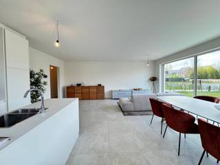 TIJDELIJKE ACTIE -3% OP DE VERKOOPPRIJZEN!!!Gelegen op het gelijkvloers van residentie "Margaux" vinden we dit lichtrijk appartement terug met 2...