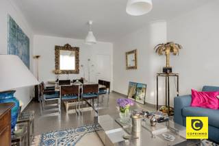 <p><span>Appartement de 3 chambres avec terrasse, prêt à emménager !</span><span><br />Au fil des ans, ce magnifique appartement a été rénové avec beaucoup de soin, dans le respect de la qualité et du bon goût. Il est situé au</span><span><sup>1er</sup></span><span></span><span> étage d'un immeuble à petite échelle et bien entretenu, bénéficiant d'un emplacement central. L'appartement bénéficie d'un excellent certificat de performance énergétique (CPE) de classe A, d'une installation électrique conforme, est exempt d'amiante et disponible immédiatement. Idéal pour y vivre soi-même, mais constitue également un excellent investissement ! Grâce à cet emplacement exceptionnel, vous profitez non seulement d'une accessibilité optimale, mais aussi de plusieurs oasis de verdure et de calme dans les environs immédiats. Le Bist à Wirlijk, la Fruithoflaan à Berchem ainsi que divers commerces, écoles et hôpitaux se trouvent également à proximité. Ne manquez surtout pas cette belle opportunité !</span></p><p><span> </span></p><p><span>Ce charmant appartement présente l'agencement suivant :</span><span><br /><br />Hall d'entrée/couloir, pièce à vivre & cuisine :</span></p><p><span>Dans le hall d’entrée équipé d’un vidéophone, les spots encastrés attirent l’attention sur le sol carrelé épuré et facile d’entretien, au look béton industriel, qui a été posé dans tout l’appartement, à l’exception des chambres. Vous y trouverez également un grand placard encastré qui sert de vestiaire, mais qui abrite également les branchements pour votre lave-linge, ce qui vous offre en quelque sorte une buanderie séparée. Le vaste espace de vie est baigné de lumière naturelle, ce qui accentue encore davantage l’impression d’espace (106 m²) et dispose d’une commode encastrée équipée d’une prise électrique. La cuisine fonctionnelle offre de nombreux plans de travail et "à fermeture en douceur" de nombreux rangements et comprend une plaque vitrocéramique, une hotte aspirante, un lave-vaisselle, un four, un réfrigérateur, un congélateur et un lavabo et demi.#</span><span>NewLine#<br />Chambres, salle de bains & et toilettes :</span><span><br />À l’arrière du bâtiment, encore plus calme, vous trouverez 3 chambres à part entière d’environ 8,5, 9,5 et 14 m², où votre sommeil est garanti. Même les plus petites chambres se prêtent parfaitement à l’installation d’un lit, d’une armoire et d’un bureau. La salle de bains moderne est entièrement carrelée et comprend une baignoire-douche, un meuble-lavabo avec armoire à miroir, un radiateur sèche-serviettes, des spots encastrés et une ventilation mécanique. Les toilettes, équipées d’un lavabo, sont séparées.</span><span><br /><br />Terrasse et garage &:</span><span><br />Depuis la spacieuse chambre principale, vous accédez à la terrasse conviviale dotée d’un petit débarras et d’un revêtement de sol en gazon synthétique. L'endroit idéal pour prendre votre café le matin ou un apéritif pétillant en rentrant d’une journée bien remplie. Si vous le souhaitez, vous avez la possibilité d’acheter un garage en surface dans la Gemzenstraat toute proche (€ 27 500). </span></p><p><span><br />Atouts supplémentaires :</span></p><p><span>- Mobiscore 8,8/10</span></p><p><span>- 106 m² (cf. PEB)</span></p><p><span>- PEB A<br />- Vitrage haute performance</span></p><p><span>- Installation électrique conforme</span></p><p><span>- Sans amiante</span></p><p><span>- Compteurs individuels</span></p><p><span>- Terrasse</span></p><p><span>- Prêt pour la fibre optique</span></p><p><span> </span></p>