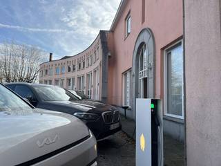 Ces espaces de bureaux ouverts à louer sont situés au premier étage d'un bâtiment commercial représentatif qui fait partie d'un site...