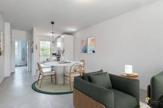 <p><span>Energiezuinig appartement (53 m²) met 1 slaapkamer en terras (5 m²) in Berchem.</span></p><p><span> </span></p><p><span>Dit appartement ligt in een rustige, gezellige buurt op wandelafstand van Berchem-station. Ideaal voor pendelaars dankzij het ruime aanbod aan openbaar vervoer en Velo-stations in de omgeving. Ook de snelweg bereik je in een mum van tijd. Hier woon je rustig, met de stad vlakbij.</span></p><p><span> </span></p><p><span>Het appartement bevindt zich op de eerste verdieping van een kleinschalig gebouw met 5 wooneenheden, elk voorzien van aparte meters voor gas, water en elektriciteit. Het gebouw dateert van 2019 en met een EPC-score A (E28) is het appartement bijna-energieneutraal (BEN). De vaste kosten bedragen slechts €25/maand en momenteel is het verhuurd aan €825/maand.</span></p><p><span> </span></p><p><span>De leefruimte met open keukenhoek (28 m²) vormt het hart van het appartement en geeft toegang tot het zuid-georiënteerde terras (5 m²). De slaapkamer (11 m²) bevindt zich aan de rustige achterzijde. Verder zijn er een aparte berging (2 m²) en een badkamer (4 m²) met douche, toilet en lavabomeubel. Dankzij de onderhoudsvriendelijke tegelvloer die doorloopt in alle ruimtes oogt het geheel strak en uniform.</span></p><p><span> </span></p><p><span>Ben je op zoek naar een ideaal startersappartement of een interessante investering? Mis deze kans niet! Bewoonbare opp. 53 m² ref.: bruto vloeropp. Voor meer info of een gratis schatting surf naar www.hansimmo.be</span></p><p><span> </span></p><p><span> </span></p>