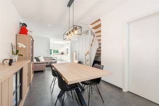<p>Deze instapklare stadswoning combineert comfortabel wonen met een bijzonder praktische ligging in de nabijheid van het centrum van Aalst. Winkels, scholen, openbaar vervoer en andere dagelijkse voorzieningen bevinden zich op korte afstand, terwijl u thuis geniet van een aangename en verzorgde woonomgeving.</p><p>De woning werd de afgelopen jaren grondig aangepakt en met zorg onderhouden. Zo werden onder meer het dak en de ramen vernieuwd en beschikt de woning over een hedendaagse, volledig uitgeruste keuken.</p><p>Bij het binnenkomen ontdekt u een ruime en lichtrijke leefruimte die mooi aansluit op de moderne keuken. De woning biedt bovendien vier volwaardige slaapkamers en twee badkamers, waardoor ze bijzonder geschikt is voor gezinnen of voor wie graag over extra ruimte beschikt voor een bureau, hobbykamer of logeerkamer.</p><p>Ook buiten heeft deze woning heel wat te bieden. De verzorgd aangelegde tuin met terras en tuinhuis vormt een fijne plek om in alle rust te ontspannen en optimaal van de buitenruimte te genieten.</p><p>Enkele belangrijke troeven:</p><p>Instapklare en uitstekend onderhouden woning<br />4 slaapkamers<br />2 badkamers<br />Moderne, volledig uitgeruste keuken<br />Recent vernieuwde ramen en dak<br />Aangenaam aangelegde tuin met terras en tuinhuis<br />Asbestveilig<br />Elektrische installatie conform<br />Gunstige EPC-score<br />Centrale ligging nabij winkels, scholen, openbaar vervoer en het centrum van Aalst</p><p>Bent u op zoek naar een ruime en verzorgde woning waar u zonder grote werken onmiddellijk kunt intrekken? Dan is deze eigendom zeker een bezoek waard.</p><p>De vermelde prijs is een richtprijs. Na ontvangst van de biedingen zal de verkoper beslissen of hij/zij de eigendom verkoopt aan de kandidaat met het beste bod. De richtprijs is aldus niet bindend voor de verkoper.</p><p>Meer informatie of een bezoek plannen?<br />Neem contact op met Vastgoedadvies De Rick via 053 70 23 67 of info@derick.be.</p>