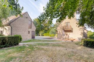 <p>Droom je van wonen in alle rust, <strong>omringd door groen en ruimte</strong>? Dan is deze charmante hoeve in Anzegem precies wat je zoekt. Op een uitzonderlijk perceel van <strong>16.572 m²</strong> geniet je van maximale privacy, een landelijke omgeving en tal van mogelijkheden voor wie houdt van natuur, dieren of het buitenleven. Dankzij de vlotte verbinding naar de E17 en de nabijheid van winkels en scholen combineer je hier rust met bereikbaarheid.</p>
<p>Deze karaktervolle hoeve uit 1980 biedt <strong>313 m² bewoonbare oppervlakte</strong>. Via de ruime inkomhal bereik je de gezellige leefruimte met houtcassette en de volledig ingerichte leefkeuken. Op het gelijkvloers bevinden zich ook een bureau, wasplaats, bergingen en een slaapkamer met eigen badkamer.</p>
<p>Op de verdieping zijn er vier slaapkamers, waarvan één met eigen badkamer, plus een derde badkamer. Verder beschikt de woning over een droge kelder, drie garages met automatische poorten en een ruime zolder en kelder bij de garages, beide bereikbaar via een vaste trap.</p>
<p>Buiten geniet je van een statige oprijlaan met twee toegangspoorten, een aangelegde tuin met vijver en een grote weide, ideaal voor paarden of andere dieren. Omheining en stallen kunnen mee overgekocht worden. Extra troeven zijn de regenwaterput van 30.000 liter, EPC-label C en P-score A / G-score A.<br /><br />Troeven:</p>
<ul><li>5 slaapkamers</li><li>3 badkamers</li><li>Grote paardenweide</li><li>Omgeven door groen</li></ul>
<p>Een unieke eigendom voor wie zoekt naar ruimte, privacy en landelijke charme.</p>