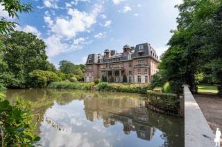 <p><strong>Exclusieve duplex-penthouse van ca. 213 m² in kasteel Blauwhof met 2 terrassen, lift en garagebox</strong></p>
<p>Deze uitzonderlijke penthouse bevindt zich in het iconische kasteel op het domein Blauwhof en biedt een luxueuze woonbeleving op 2 verdiepingen. Het appartement is uitstekend onderhouden, afgewerkt met hoogwaardige materialen en beschikt over een lift die beide niveaus bedient.</p>
<p><strong>Indeling eerste niveau:<br /></strong>- Inkomhal op gietvloer met gastentoilet (handenwasser) en vestiaire.<br />- <strong>Ruime eetkamer </strong>op eiken parket met maatkasten en bureauhoek, toegang tot het overdekte tweede terras.<br />- <strong>Tijdloze Italiaanse designkeuken</strong>, volledig uitgerust en voorzien van een ontbijthoek en berging/wasplaats.<br />- Masterbedroom met <strong>ingemaakte kasten en ensuite badkamer </strong>(ligbad, douche, dubbele lavabo, toilet).<br />- <strong>Tweede ruime slaapkamer </strong>met eigen badkamer (douche, lavabo, toilet).</p>
<p><strong>Indeling tweede niveau:<br /></strong>- Leefruimte met <strong>prachtig hoog plafond, eiken parket, open haard en home-cinemasysteem</strong> (speakers & beamer).<br />- Gezellige<strong> barhoek</strong> met kraanwerk en koelkast.<br />- Toegang via 3 kamerhoge deuren tot het <strong>grote terras </strong>met uniek zicht op het park en de vijver.</p>
<p><strong>Extra’s en comfort:<br /></strong>- <strong>Automatische sunscreens</strong><br />- <strong>Airconditioning</strong><br />- <strong>Lift naar beide woonlagen</strong><br />- Hoogwaardige materialen en uitstekende staat van onderhoud<br />- <strong>1 ondergrondse garagebox</strong> verplicht aan te kopen € 25.000,- + ondergrondse staanplaats optioneel € 25.000 + vrij te gebruiken buitenstaanplaatsen<br />- Servicekosten ca. € 415/maand</p>
<p><strong>Ligging van het domein:</strong></p>
<p>Het <strong>exclusieve privédomein Blauwhof </strong>bevindt zich in een zeer groene, rustige omgeving nabij de Nederlandse grens en op vlotte afstand van de haven van Antwerpen. Winkels, scholen en belangrijke verbindingswegen bevinden zich op korte rijafstand.</p>