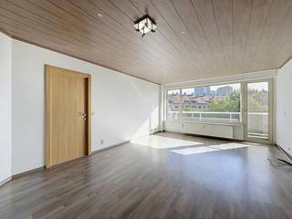 Op zoek naar een huurwoning op Linkeroever? Dit lichtrijke 2-slaapkamerappartement op de August Vermeylenlaan biedt royaal daglicht, een fijn terras en een fantastisch uitzicht. Comfortabel wonen in het groen met Antwerpen vlakbij!<br /><br />Indeling:<br />- inkomhal<br />- lichtrijke leefruimte<br />- keuken<br />- over de volledige breedte een terras<br />- slaapkamer 1<br />- slaapkamer 2<br />- apart toilet<br />- badkamer<br />- kelderberging<br /><br />Extra troeven:<br />- gunstig EPC label B<br />- lichtrijke woning<br />- lift aanwezig<br />- kelderberging<br />- uitstekende mobiscore: 8,9/10<br />- groene ligging<br />- rolluiken<br /><br />De maandelijkse vaste kosten bedragen 140 euro per maand voor de kosten van de gemene delen (incl. water en verwarming).<br /><br />Onmiddellijk beschikbaar.<br /><br />Bent u geïnteresseerd in dit appartement te huur op Linkeroever?<br />Aarzel dan niet om een bezoekaanvraag in te dienen via onze website via de daar voorziene rode balk.<br /><br />Wenst u uw eigendom ook te koop of te huur te stellen? We helpen u graag verder. Steeds tot uw dienst om u verder te helpen met al uw vragen over vastgoed.<br />