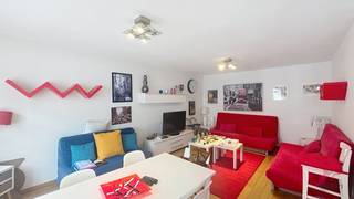 IXELLES, op de Place du Luxembourg, op een steenworp afstand van de Europese instellingen, volledig gemeubileerd appartement van ±70m² (volgens PEB) op de 4e verdieping van een gebouw met lift. Het is als volgt samengesteld: inkomhal, woonkamer van ±27m², volledig uitgeruste keuken, douchekamer, slaapkamer van ±16m². Beschikbaar op 01/11/2025. Vaste lasten: €100/maand (gemeenschappelijk). PEB G. De afmetingen zijn louter informatief.