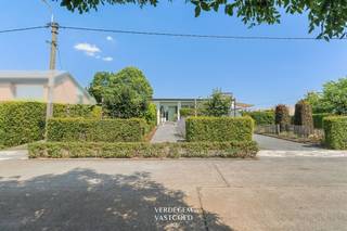 <p><span>Ligging</span></p><p><span>Je komt thuis in een rustige, residentiële straat in Evergem. <br />Scholen, bakker, supermarkt, sportfaciliteiten vind je op wandel en fietsafstand.<br />Via de R4 ben je in een kwartiertje in het centrum van Gent, en ook de E34/N49 richting Antwerpen en de kust is vlot bereikbaar. <br />Openbaar vervoer en fietsverbindingen liggen binnen handbereik.<br /><br /></span><span>Te renoveren of projectpotentieel voor 3 of 4 nieuwbouwwoningen<br /><br />Project<br /></span><span>De omvang en ligging van het perceel maken, mits de nodige vergunningen, een project met 3 à 4 nieuwbouwwoningen mogelijk.<br /><br /></span><span>Woning met zonneterras en grote tuin<br /></span><span>Deze open bebouwde woning verrast door zijn jaren '60 architectuur. <br />De inkomhal is licht met vestiaire en een dubbele glazen deur die je een eerste blik gunt op de leefruimte.<br />Enkele treden hoger kom je in de living met zithoek en aansluitend de eetkamer.<br />Via het schuifraam is er toegang tot een heerlijk terras.<br />De keuken is functioneel ingericht met werkblad, dubbele spoelbak en kookplaat. <br />De nachthal brengt je naar twee volwaardige slaapkamers, allebei met raampartij op de tuin en een met handige inbouwkasten. <br />De badkamer is ruim bemeten en voorzien van ligbad, badkamermeubel met lavabo en toilet.<br />Verder is er het comfort van een inpandige garage.<br />Buiten geniet je van een zonneterras met luifel en een royale tuin.<br />De woning vraagt een renovatie naar hedendaagse normen.<br /><br /><br />/ ruim perceel en centrale ligging<br />/ renovatiepotentieel<br />/ ook interessant voor nieuwbouw of projectrealisatie<br /><br />Wij bekijken de opties graag samen met je.<br /><br /><br /></span></p>