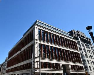 Kantoorruimte te huur in het hart van het Europees district in Brussel. Zeer makkelijk bereikbaar met het openbaar vervoer (metro Kunst-Wet). Vlakbij Frère-Orban Square en het Warandepark. Goederenlift aanwezig.<br /><br />Oppervlakte beschikbaar tussen 436 m² en 1.093 m².<br />Parking binnen beschikbaar (1/150m²).<br />Archieven beschikbaar.