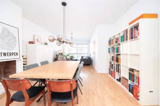 <p><span>Dans la Sint-Elisabethstraat, dans un endroit très accessible à Anvers, nous trouvons cet appartement de 81m² entièrement rénové et prêt à l'emploi. Le tram, le métro et le train sont accessibles à pied, ce qui est idéal pour ceux qui veulent vivre facilement et confortablement dans la ville.</span></p><p><span> </span></p><p><span>L'appartement a été entièrement rénové en 2020 et est parfaitement entretenu. L'espace de vie lumineux s'ouvre sur la terrasse orientée au sud avec des vues ouvertes et peu d'intimité. Avec l'étiquette EPC B (103 kWh/m²an), vous vivez également de manière efficace sur le plan énergétique. De faibles charges communes et une cave privée spacieuse complètent le tableau.</span></p><p><span> </span></p><p><span>Aménagement</span></p><p><span> </span></p><p><span>hall d'entrée</span></p><p><span> </span></p><p><span>espace de vie lumineux</span></p><p><span> </span></p><p><span>cuisine entièrement équipée</span></p><p><span> </span></p><p><span>terrasse orientée au sud</span></p><p><span> </span></p><p><span>chambre(s) à coucher</span></p><p><span> </span></p><p><span>salle de bains</span></p><p><span> </span></p><p><span>toilettes séparées</span></p><p><span> </span></p><p><span>grande cave de rangement</span></p><p><span> </span></p><p><span>Avantages</span></p><p><span> </span></p><p><span>rénovation 2020</span></p><p><span> </span></p><p><span>prêt à habiter</span></p><p><span> </span></p><p><span>EPC B</span></p><p><span> </span></p><p><span>terrasse orientée au sud</span></p><p><span> </span></p><p><span>faibles coûts</span></p><p><span> </span></p><p><span>grand débarras</span></p><p><span> </span></p><p><span>Vous êtes intéressé par cet appartement à Anvers, vous êtes à la recherche d'autres biens immobiliers ou vous souhaitez connaître la valeur de votre bien ? Vous êtes à la bonne adresse chez BOLT immo ! Nous nous ferons un plaisir de vous aider.</span></p>