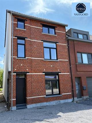 ENERGIEZUINIGE GERENOVEERDE WONINGDeze zeer energiezuinige woning omvat op de benedenverdieping een inkomhal met toilet, zeerruime lichtrijke living...