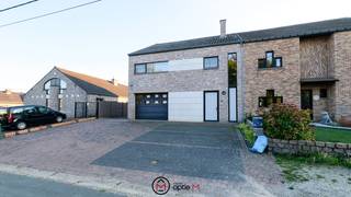 <h1><strong><span>Te Wagenstraat 2 in Merem (Bilzen) - handelsruimte met appartement te koop op een perceel van 621m².</span></strong></h1>
Deze locatie is ideaal voor ondernemers die wonen en werken willen combineren. Je geniet er van de rust van een residentiële buurt en van de uitstekende bereikbaarheid. Het centrum en het station van Bilzen bevinden zich op korte afstand. Daarnaast zijn er voldoende private parkeerplaatsen en extra parkeergelegenheid op het ruime plein vlakbij, ideaal voor klanten of bezoekers.
<h3><strong><span>Handelsruimte :</span></strong></h3>
Op het gelijkvloers is er een grote centrale ruimte, twee afzonderlijke lokalen (ideaal als bureauruimte, behandelkamers of opslag), een garage die momenteel ingericht is als multifunctionele ruimte, een sanitaire cel, een dienstlokaal en een dienstlift. Verder is er een zeer ruime kelderverdieping en een tuin. Het pand doet momenteel dienst als kinderdagverblijf. Het pand is beschikbaar na een opzeg van 3 maanden. Op de foto's ziet u zowel de inrichting van het kinderdagverblijf als de meer industriële inrichting van voorheen. <br /><br />Op de eerste verdieping bevindt zich een apart en volledig uitgerust appartement, bereikbaar via een aparte inkom. Deze woonst omvat een lichtrijke leefruimte met schuifraam naar het ruime terras, een open keuken, drie slaapkamers (waarvan twee met ingebouwde kasten), een berging, een gastentoilet en een badkamer met hoekbad. De zolderverdieping is toegankelijk via een trektrap en biedt nog bijkomende opberg- of inrichtingsmogelijkheden. <br /><br /><strong>Troeven van deze handelsruimte met appartement te koop in Bilzen/Merem:</strong>
<ul>
<li>Handelspand is op korte termijn beschikbaar</li>
<li>Combinatie van handelsruimte met appartement</li>
<li>Private parkeerplaatsen</li>
<li>Handelsruimte met dienstlift en aparte toegang</li>
<li>Appartement met drie slaapkamers en groot terras</li>
<li>Ruime kelder en tuin met potentieel</li>
<li>Ligging nabij centrum van Bilzen</li>
</ul>
<br />Zie jij jezelf wonen en werken op één locatie in Bilzen? Of ben je op zoek naar een investeringspand met handelsruimte en appartement te koop in Merem? Neem dan snel contact met ons op via info@optie-m.be of 011 23 11 01 voor meer informatie of een bezoek.<br /><br />Wil je weten wat jouw woning waard is? Contacteer ons gerust via bovenstaande gegevens.<br /><br />VG, WGLK, GVV, GMO