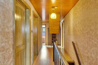 <p>Dit appartement in Hasselt met 4 slaapkamers en een extra kamer biedt een uitzonderlijke woonoppervlakte van 202 m² en combineert ruimte, comfort en een aantrekkelijke ligging. Gelegen op de eerste verdieping van een kleinschalig gebouw met slechts twee appartementen geniet je hier van een rustige en huiselijke sfeer zonder gemeenschappelijke kosten.</p><p>Bij het binnenkomen valt meteen de royale leefruimte op, waar je geniet van een open en aangename indeling. De ruimte biedt tal van mogelijkheden om een gezellige zithoek en eetruimte te creëren en vormt het hart van het appartement. Aansluitend bevindt zich de keuken, die praktisch is ingericht en vlot aansluit op het dagelijkse gebruik.<br /></p><p>Het appartement beschikt over vier volwaardige slaapkamers, elk met voldoende ruimte en flexibiliteit in gebruik. Of je nu extra kamers nodig hebt voor kinderen, logees of een dressing, hier is alles mogelijk. Daarnaast is er nog een extra kamer die perfect kan dienen als bureau, hobbyruimte of zelfs vijfde slaapkamer, ideaal voor wie thuis werkt of extra ruimte wenst.</p><p>Buiten geniet je van een aangename buitenruimte achteraan het perceel, waar je de mogelijkheid hebt om een terras in te richten en te ontspannen in alle rust. De garage en bijkomende parkeermogelijkheden zorgen voor extra praktisch comfort.<br /></p><p>De ligging vormt een grote troef. Op korte afstand vind je sportclubs, een kinderboerderij en het natuurgebied De Platwijers, ideaal voor ontspanning en recreatie. Tegelijk bereik je vlot de Corda Campus, winkels, scholen en openbaar vervoer, waardoor je geniet van een perfecte balans tussen rust en bereikbaarheid.<br /></p><p>Binnenin combineert de indeling het gevoel van een ruime woning met het gemak van een appartement. De afwezigheid van maandelijkse gemeenschappelijke kosten maakt het geheel financieel extra interessant. Bovendien kunnen de aanwezige meubels en roerende goederen indien gewenst worden overgenomen.<br /></p><p>Dit appartement is ideaal voor wie op zoek is naar ruimte, flexibiliteit en een aangename woonomgeving in Hasselt. Interesse om deze unieke kans zelf te ontdekken? Neem contact op en plan je bezoek.</p>