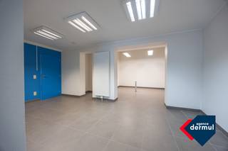 Ontdek deze veelzijdige handels- of kantoorruimte, ideaal gelegen in Residentie Hyde Park, pal in het bruisende centrum van Oostende. Dankzij de centrale ligging geniet u van een uitstekende visibiliteit en vlotte bereikbaarheid voor zowel klanten als medewerkers. De gelijkvloerse ruimte is flexibel in te richten en leent zich perfect voor diverse doeleinden: winkel, kantoor, praktijk of vrij beroep. Daarnaast beschikt het pand over een praktische kelderruimte, ideaal voor extra opslag of archief. Een unieke kans voor wie op zoek is naar een strategisch gelegen commerciële ruimte in de Koningin der Badsteden.