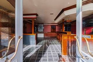 Op een absolute AA locatie, aan station Zottegem, vinden we dit bijzonder ruim handelspand met een rijke geschiedenis en in heel goede staat...