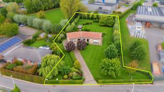 <p><span>RUIME OPEN BEBOUWING OP EEN PERCEEL VAN 2.810 M² VEEL POTENTIEEL EN PRACHTIGE TUIN</span></p><p><span> </span></p><p><span>Op zoek naar een open bebouwing met een uitzonderlijk groot perceel en tal van mogelijkheden? Deze goed onderhouden open bebouwing uit de jaren 70 is gelegen op een perceel van maar liefst </span><span>2.813 m²</span><span> en beschikt over een </span><span>totale bruikbare oppervlakte van ca. 362 m²</span><span>.</span></p><p><span>De woning biedt vandaag al heel wat ruimte, maar dankzij de ruime oppervlaktes en praktische indeling zijn er bovendien verschillende mogelijkheden om de woning naar eigen smaak te renoveren en te moderniseren.</span></p><p><span> </span></p><p><span>Indeling:</span></p><p><span>Via de ruime inkomhal komt u binnen in de woning. Aansluitend bevindt zich een </span><span>bureel- of praktijkruimte</span><span>, ideaal voor wie wonen en werken wil combineren.</span></p><p><span>De ruime leef- en woonruimte van ca. </span><span>40 m²</span><span> geniet dankzij de grote raampartijen van een aangenaam zicht op de </span><span>prachtige, ruime achtertuin</span><span>. Aansluitend bevindt zich de keuken, die rechtstreeks toegang geeft tot de nachthal.</span></p><p><span> </span></p><p><span>Op de eerste woonlaag bevinden zich verder 3 slaapkamers, badkamer, apart toilet, ruime berging, met mogelijkheid om deze om te vormen tot een </span><span>4de slaapkamer</span><span>, of hobbyruimte.</span></p><p><span>Vanuit de berging is er een vaste betonnen trap naar de </span><span>volledig onderkelderde woning</span><span>. Hier bevinden zich onder meer een ruime garage en verschillende kelder- en bergruimtes. Dankzij de omvang van de kelderverdieping is er bijzonder veel plaats voor stockage, hobby's, fietsen, materiaal en voertuigen.</span></p><p><span> </span></p><p><span>BUITENRUIMTE</span></p><p><span>De woning is gelegen op een bijzonder ruim perceel van </span><span>2.813 m²</span><span> en beschikt over een </span><span>zeer ruime oprit met voldoende parkeermogelijkheden</span><span>.</span></p><p><span>De enorme straatbreedte en de omvang van het perceel zorgen bovendien voor een gevoel van ruimte en bieden tal van mogelijkheden.</span></p><p><span> </span></p><p><span>TROEVEN:</span></p><ul><li><span>Volledig onderkelderd met hoge plafond hoogte</span></li><li><span>Uitzonderlijke straatbreedte van ca. 37,50m</span></li><li><span> Tal van renovatie- en inrichtingsmogelijkheden</span></li><li><span>Gunstige ligging nabij scholen, supermarkten, openbaar vervoer en fiets- en wandelroutes</span></li></ul><p><span> </span></p><p><span>RENOVATIEPOTENTIEEL</span></p><p><span>De woning biedt een uitstekende basis voor wie op zoek is naar een ruime woonst die volledig naar eigen smaak kan worden gemoderniseerd.</span></p><p><span>Om u alvast een beeld te geven van de mogelijkheden, werden </span><span>AI-visualisaties/renders</span><span> toegevoegd die tonen hoe de woning er na een hedendaagse renovatie zou kunnen uitzien. Deze beelden zijn louter illustratief.</span></p><p><span> </span></p><p><span>Interesse in deze ruime woning met uitzonderlijk veel potentieel en een prachtig perceel? Contacteer Immo Twins voor meer informatie of plan vandaag nog uw bezoek.</span></p><p><span>T. 052 55 55 55 - E. </span><span><span>info@immotwins.be</span></span><span> </span><span>- W. </span><span><span>www.immotwins.be</span></span></p><p><span><br /> </span></p>
