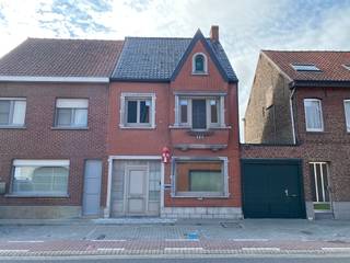 Deze woning biedt een zee aan ruimte.  Via de riante inkomhal komen we de woning binnen.  Vervolgens een ruime eetkamer met haard en open...
