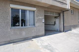 Appartement en rez-de-chaussée, situé au calme près de la digue de mer et à proximité d'un centre commercial. Il comprend : un hall d'entrée, un séjour, une cuisine semi-ouverte, une salle de bains avec douche, une toilette séparée, une chambre et une cave privative. L'appartement est vendu meublé.