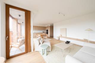 PLAN UW BEZOEK VIA VOLGENDE LINK: https://listed.mijnhuurprofiel.be/whise/7546325<br /><br />Bent u opzoek naar een bemeubeld nieuwbouwappartement op toplocatie?<br />Dan is dit zeker iets voor u!<br /><br />Gelegen naast het Felix Pakhuis, bevindt u zich op wandelafstand van zowel het bruisende Eilandje als het historische stadscentrum, met tal van restaurants, winkels en bars in de buurt. Bovendien geniet u van een uitstekende bereikbaarheid, op slechts enkele minuten van de Antwerpse ring. <br /><br />Dit volledig bemeubeld appartement biedt een unieke combinatie van comfort, stijl en een uitstekende ligging. <br />Bij het betreden van het appartement wordt u meteen verrast door de hoeveelheid natuurlijk lichtinval dankzij de brede raampartijen en groot terras. De open keuken en ruime living vormen samen het hart van het appartement, waar u dankzij de hoogwaardige meubels en toestellen meteen thuis zult voelen. Vanuit de woonkamer heeft u toegang tot een prachtig zonneterras met een panoramisch uitzicht over het centrum van Antwerpen – de ideale plek om te ontspannen.<br /><br />Het appartement heeft plaatsgemaakt voor 2 ruime slaapkamers en badkamer met inloopdouche, wastafel, ingemaakte kasten en handdoekverwarmer. <br /><br />Tot slot beschikt dit unieke appartement nog over een apart toilet, berging en vestiaire kast. <br />Dit appartement is perfect voor wie houdt van het stadsleven in combinatie met comfort en luxe. <br /><br />Huurprijs: 1595,00 EUR/maand<br />Algemene kosten: 250,00 EUR/maand (incl verwarming, water en elektriciteit) <br />Beschikbaar: onmiddellijk<br /><br />Contacteer LISTED vandaag: +32 3 283 51 51.