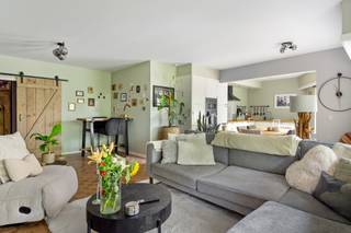 Instapklaar en stijlvol gerenoveerd gelijkvloers appartement met 2 slaapkamers, goed gelegen in het centrum van Essen. De ruime leefruimte met moderne open keuken vormt een aangenaam en praktisch geheel, ideaal voor wie comfortabel wil wonen in een eigentijdse omgeving. Met 2 slaapkamers, een verzorgde badkamer met ligbad en douchescherm, een afzonderlijk toilet, een handige berging/wasplaats en een privatieve kelderberging biedt het appartement een complete en functionele woonindeling. Dankzij de centrale ligging, op korte afstand van winkels, horeca, scholen en openbaar vervoer, is dit een interessante opportuniteit voor zowel eigen bewoning als investeerders die op zoek zijn naar een instapklaar appartement met een praktische indeling en aantrekkelijke ligging.