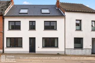 Ben je op zoek naar een ruime woning die je volledig naar jouw eigen hand kan zetten? Deze gezinswoning uit 1957 in de Houwaartstraat 344 biedt de perfecte basis. Gelegen op een strategische locatie in Scherpenheuvel-Zichem, geniet je hier van een vlotte verbinding met alle nodige voorzieningen, terwijl de rust van jouw eigen perceel nooit ver weg is.<br /><br />De grote troef van deze rijwoning is de toegankelijkheid: via een handige achteringang bereik je de twee garages, wat een enorme troef is voor parkeercomfort. De tuin is zuidgericht, waardoor het de ideale plek is voor wie droomt van lange zomeravonden in het groen en genoeg ruimte voor kinderen om veilig te spelen.<br />Met 3 slaapkamers op de eerste verdieping en 2 extra kamers op de tweede verdieping, maakt dat deze woning kan omgebouwd worden tot een ruime hedendaagse stek.<br /><br /><u><strong>INDELING</strong></u><br /><strong>Gelijkvloers:</strong> Inkom, winkelgedeelte, leefruimte, keuken, badkamer, veranda<br /><strong>1ste verdieping:</strong> Nachthal, 3 slaapkamers<br /><strong>2de verdieping:</strong> 2 zolderkamers<br /><strong>Tuin: </strong>Zuidgericht met toegang achteraan<br /><strong>Kelder:</strong> kleine ruimte<br /><br />Ervaar zelf de vele voordelen van deze woning tijdens een persoonlijke rondleiding. <br />Maak vandaag nog je afspraak. <br />Mail naar info@immopersyn.be of bel 013 444 008.