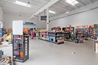 Bedrijfsgebouw te koop op een topligging met uitstekende visibiliteit, gelegen langs en toegankelijk via 2 verschillende straten, namelijk de Schaarbeeklei en de Harensesteenweg. <br /><br />Het gebouw bestaande uit een toonzaal langsheen de Schaarbeeklei met een oppervlakte van 375m². De beschikbare opslagruimte heeft een oppervlakte van +/- 1.135m² alsook achteraan parking/buitenruimte van +/- 650m² (dewelke uitgeeft op de Harensesteenweg). De totale grondoppervlakte bedraagt 2.278m².<br /><br />Voor meer informatie en/of een bezoek ter plaatse, aarzel niet contact te nemen met Structura.biz op het nummer 02/462.32.00!