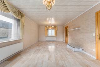Op een rustige, vlot bereikbare locatie vlak bij het centrum van Torhout vinden we deze te renoveren bungalow op een perceel van 833 m² met tal van mogelijkheden! 
De woning beschikt over een gelijkvloerse indeling en een ruime zolderverdieping die nog volledig kan worden ingericht. Deze bungalow omvat een inkomhal met gastentoilet, lichtrijke leefruimte met aansluitend keuken. Daarnaast bevindt zich op het gelijkvloers een zeer grote slaapkamer, badkamer, wasplaats en inpandige garage. 
Een extra troef is de grote tuin met tuinberging.
Deze woning is onderhevig aan de renovatieverplichtingen opgelegd door de Vlaamse overheid.

Benieuwd naar dit renovatieproject? Neem dan snel contact op met Immo Hyboma – en wie weet, wandel jij binnen in je nieuwe thuis!