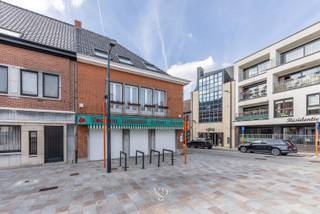 Dit pand, gelegen op de hoek van de Markt en de Onderstraat, geniet van een uitstekende zichtbaarheid in het centrum van Gavere.<br /><br />Het gelijkvloers omvat een handelsruimte en de verdiepingen zijn ingericht als woongelegenheid. Met een gevelbreedte van ca. 9 meter aan de Markt en een zijdelingse gevel van ca. 20 meter langs de Onderstraat beschikt deze eigendom over een opvallende commerciële uitstraling.<br /><br />Een interessante eigendom voor wie wonen en werken wil combineren op een centrale en goed zichtbare locatie.