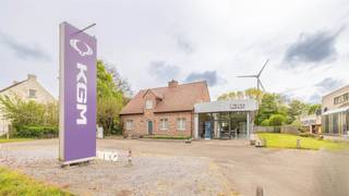 <b>Bedrijfsgebouw met woonst te Geel.</b><br /><br />Het pand omvat een ruime showroom, een kantoorruimte en een werkplaats die momenteel ingericht is als autogarage met een carrosserieafdeling. Aansluitend bevindt zich een ruime, instapklare woning met 3 slaapkamers. De eigendom is gelegen in een industriezone, wat zorgt voor een brede waaier aan gebruiksmogelijkheden. Dankzij de centrale ligging, vlak bij de oprit van de E313, geniet het gebouw van uitstekende bereikbaarheid naar de omliggende gemeenten. Alle essentiële voorzieningen zijn bovendien vlot bereikbaar in de nabije omgeving.